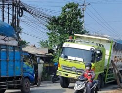 Ada Truk Patah As Roda, Lalin Limo Depok Arah Jaksel Macet Parah