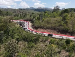 Bendera Merah Putih Raksasa Membentang di Batas Indonesia-Timor Leste