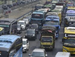 Truk Gangguan di Tol Japek Arah Jakarta, Lalin Padat