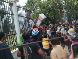 Massa Aksi Rusak Pagar Gedung DPR hingga Halte, Polisi Evaluasi