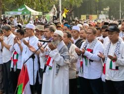 Massa Aksi Bela Palestina Gelar Salat Gaib untuk Haniyeh di Depan Kedubes AS