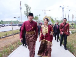 AHY Hadiri Upacara Penurunan Bendera di IKN Pakai Baju Adat Sulsel