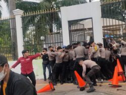 Polisi Lindungi Pendemo dari Lemparan Saat Ambil Air di Halaman Gedung DPR