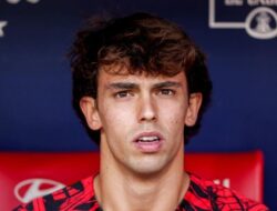 Fans Atletico Rusak Plakat Joao Felix di Wanda Metropolitano