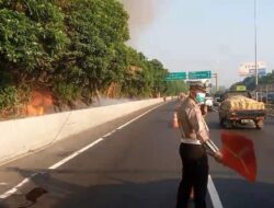 Kebakaran Lahan di Pinggir Tol Kapuk Arah Soetta, Asap Membubung Tinggi