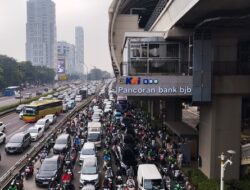 Lalin di Pancoran Jaksel Arah Semanggi Macet, Pengendara Adu Klakson