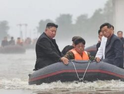 Momen Kim Jong Un Terjang Banjir Korut dengan Perahu Karet