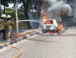 Minibus Terbakar di Jalan Yos Sudarso Jakut, Diduga Korsleting Listrik