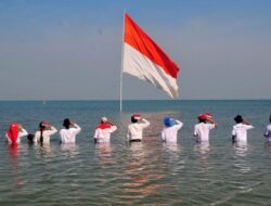 Momen Khidmat Upacara HUT ke-79 RI di Pantai Pelayaran Jepara