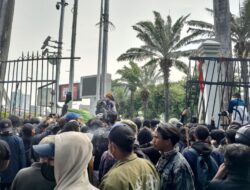 Massa Demo Sempat Masuk Halaman Gedung DPR