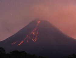 Potret Gunung Merapi Muntahkan Lava dan Awan Panas