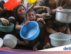 Potret Miris Anak-anak Gaza Terjepit Demi Dapat Makanan