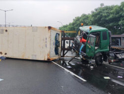 Truk Kontainer Terguling Halangi Jalan di Cakung, Lalin Macet