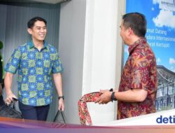 Bey Machmudin Sambut Kedatangan Perdana Scoot Airlines di Bandara Kertajati