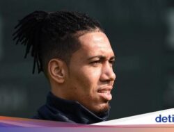 Cetak Gol Bunuh Diri, Dapat Kartu Merah