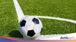 Bagaimana Posisi Badan saat Menendang Bola Jarak Jauh? Ini Jawabannya