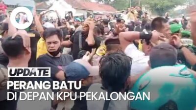 Suasana Perang Batu saat Pengambilan Nomor Urut Pilkada Pekalongan