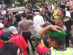 Suasana Perang Batu saat Pengambilan Nomor Urut Pilkada Pekalongan