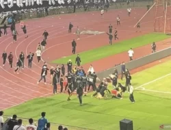 Persib Vs Persija Berakhir Ricuh, Penonton Masuk Lapangan