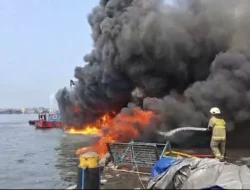 2 Kapal Terbakar di Pelabuhan Muara Baru Diarahkan Menjauh dari Dermaga