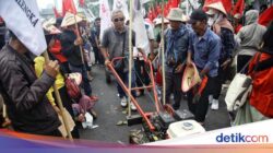 Bawa Traktor, Massa Petani Geruduk Gedung DPR