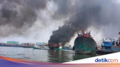 2 Kapal Terbakar di Pelabuhan Muara Baru Diarahkan Menjauh dari Dermaga