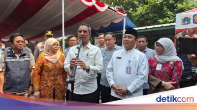 Heru Budi Tinjau Pembagian 3.000 Paket Sembako Murah di Grogol Jakbar