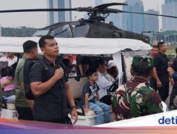 Cara Jokowi Habiskan Akhir Pekan Bareng Cucunya di Pameran Alutsista