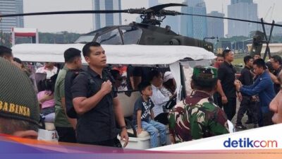 Cara Jokowi Habiskan Akhir Pekan Bareng Cucunya di Pameran Alutsista