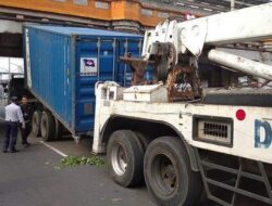 Truk Kontainer Nyangkut di Bawah Jembatan Rel Kereta di Matraman