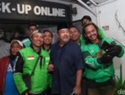 Rano Karno Sapa Ojol dan Temui Owner Pisang Bu Nanik