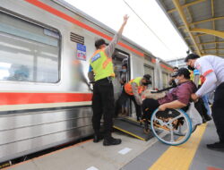 Keren! Satpam Stasiun Rawa Buntu Gotong Tandu Bantu Penumpang Difabel