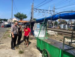 Sopir Kelelahan, Pikap Naik Trotoar lalu Tabrak Warung Makan di Bogor