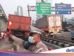 Truk Sampah Tabrak Separator TransJ di Gatsu arah Kuningan, Lalin Macet