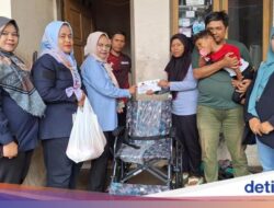 Andre Rosiade Beri Bantuan ke Anak Penjual Roti Pengidap Cerebral Palsy