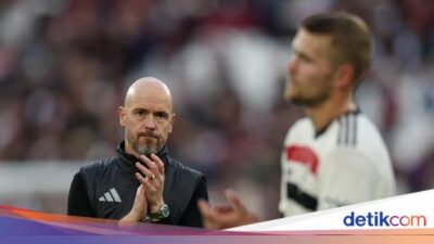 Ten Hag Langsung Mudik Usai Dipecat, Eh Pesawatnya Delay 2 Jam