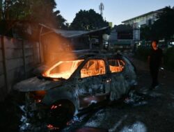 Misteri Pemotor Lempar Molotov Hanguskan Mobil di Bekasi