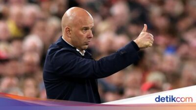 Liverpool Puncaki Premier League, Slot Minta Suporter Jangan Senang Dulu