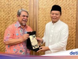 Hidayat Nur Wahid Diberi Penghargaan Legislator Negarawan