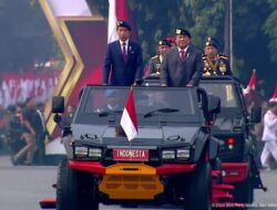 Momen Jokowi Bareng Prabowo Naik Maung Cek Pasukan di Mako Brimob