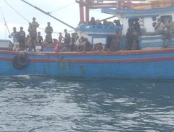 Kapal Ditumpangi Imigran Rohingya Terombang-ambing di Perairan Aceh Selatan