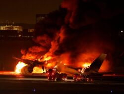 Video: Detik-detik Pesawat Mendarat di Bandara Beirut Sebelum Ledakan Besar