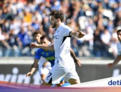 Penalti Kvaratskhelia Menangkan Partenopei 1-0