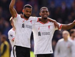 Uniknya Jersey Ketiga Liverpool Berwarna Putih Ini