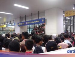 Stasiun Manggarai Membeludak Siang Ini, Peron Arah Jakarta Kota Penuh