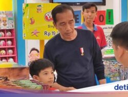 Momen Jokowi Temani Jan Ethes Beli Mainan di Solo Paragon Mall