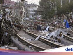 Sampah Banjir Numpuk di Jalur KA Spanyol