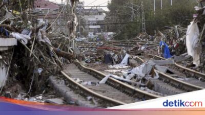 Sampah Banjir Numpuk di Jalur KA Spanyol