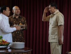 Momen Prabowo Beri Potongan Tumpeng Ultah, Sjafrie Beri Hormat