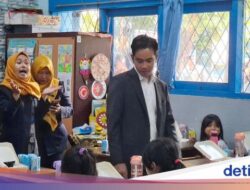 Pakai Jas, Gibran Tinjau Makan Bergizi Gratis di SDN 03 Menteng